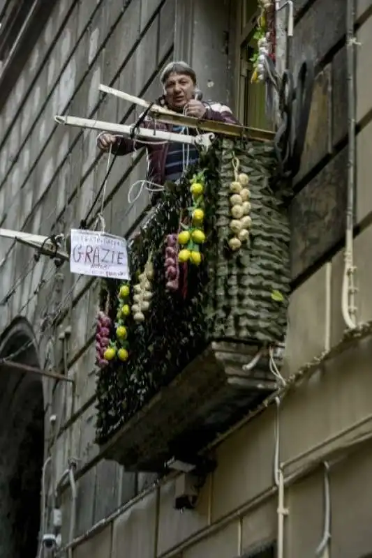 IL NEOMELODICO ANTONIO BORRELLI IN ARTE TOPOLINO CANTA DAL BALCONE     