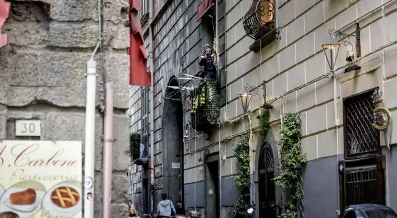 IL NEOMELODICO ANTONIO BORRELLI IN ARTE TOPOLINO CANTA DAL BALCONE  