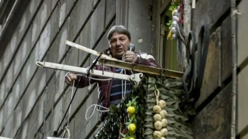 IL NEOMELODICO ANTONIO BORRELLI IN ARTE TOPOLINO CANTA DAL BALCONE