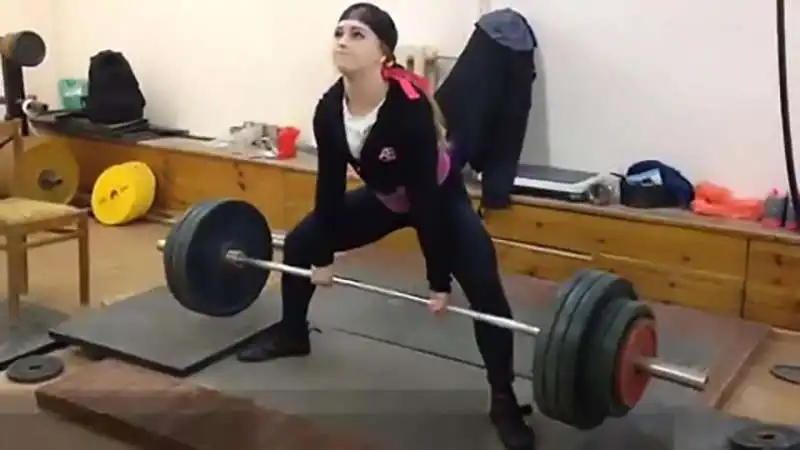 julia vins solleva pesi