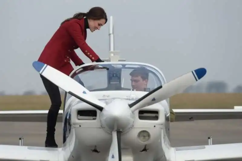 kate middleton tra i cadetti della raf 