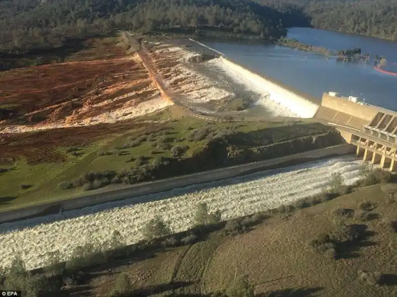 l acqua esce dalla diga di oroville