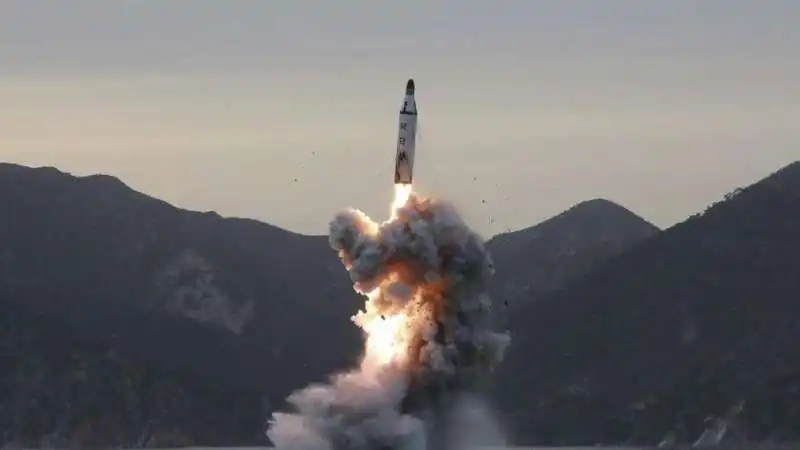 LANCIO DI UN MISSILE DA PARTE DELLA COREA DEL NORD