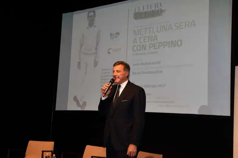 luca barbareschi saluta il pubblico presente