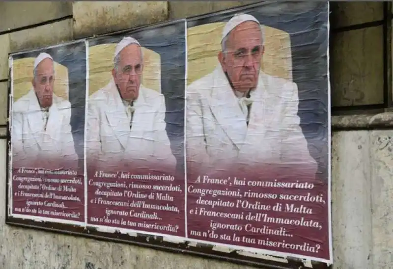 MANIFESTI CONTRO PAPA BERGOGLIO A ROMA