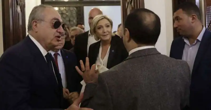 MARINE LE PEN RIFIUTA DI INDOSSARE IL VELO IN LIBANO   