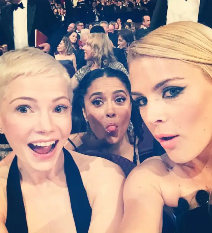 michelle williams con salma hayek e busy philipps