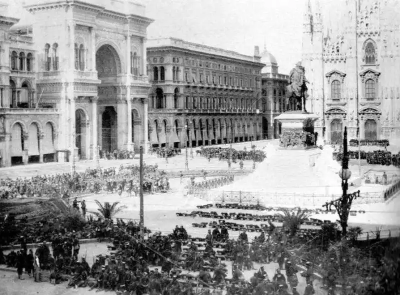 milano palme in piazza duomo  1