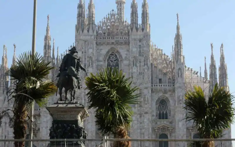 milano palme in piazza duomo  2