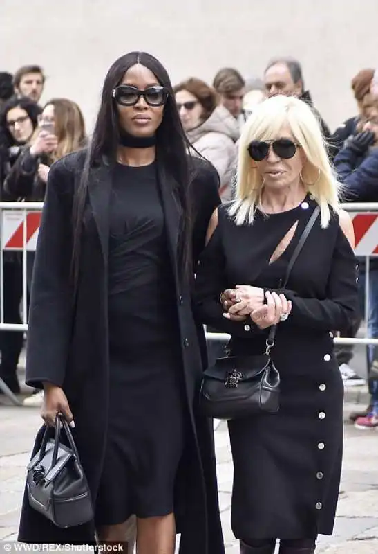 naomi campbell  con  donatella versace