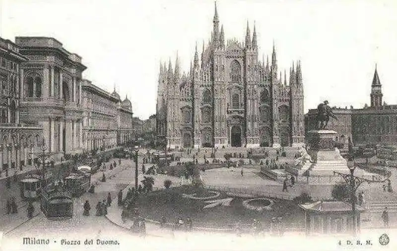 palme in piazza duomo a milano  10