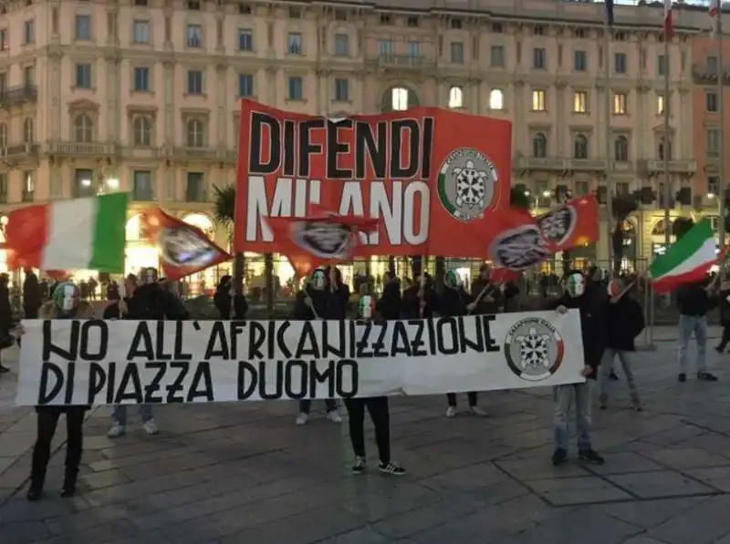 palme in piazza duomo a milano  11