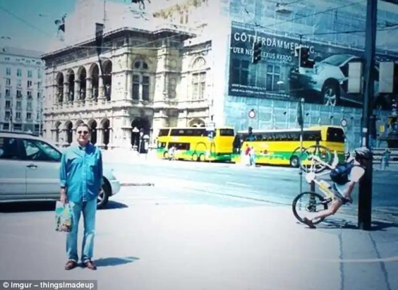 photobomb ciclista contro un palo