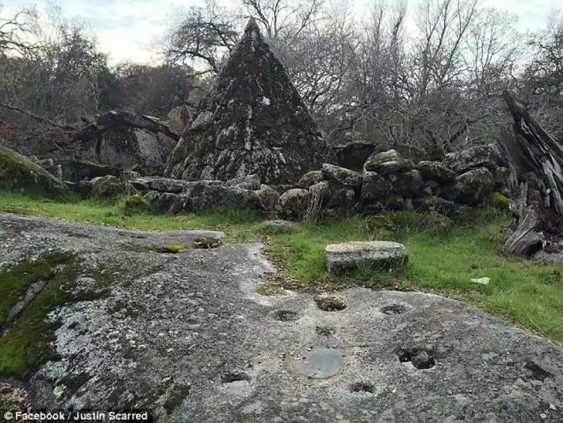 piramide in granito in california