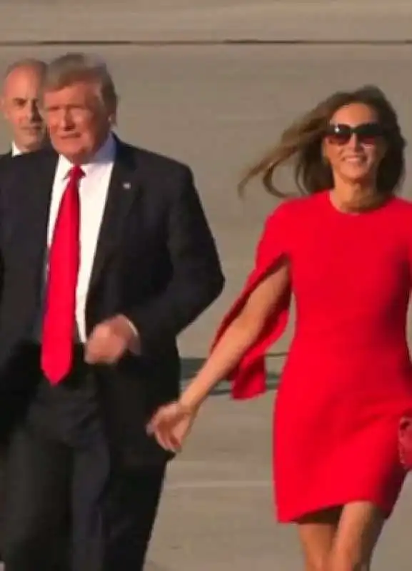 trump lascia la mano di melania