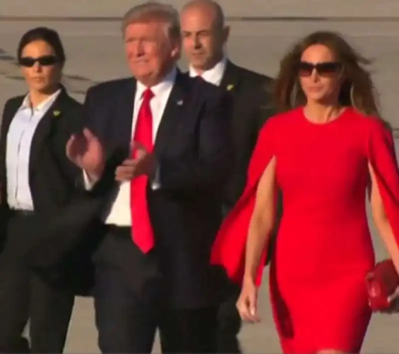 trump molla la mano di melania per applaudire