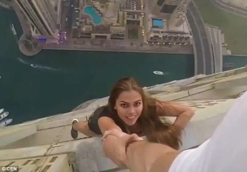 viki odintcova selfie nel vuoto