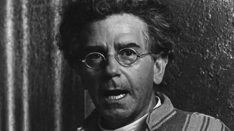 Riccardo Cucciolla interpreta Antonio Gramsci