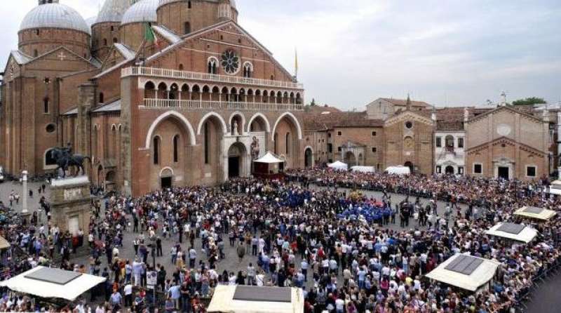 FEDELI ALLA BASILICA DI SANT ANTONIO A PADOVA