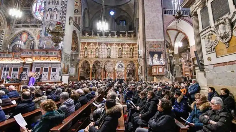 FEDELI NELL BASILICA DI SANT ANTONIO A PADOVA