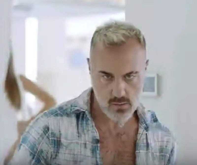 GIANLUCA VACCHI NEL VIDEO TRUMP IT