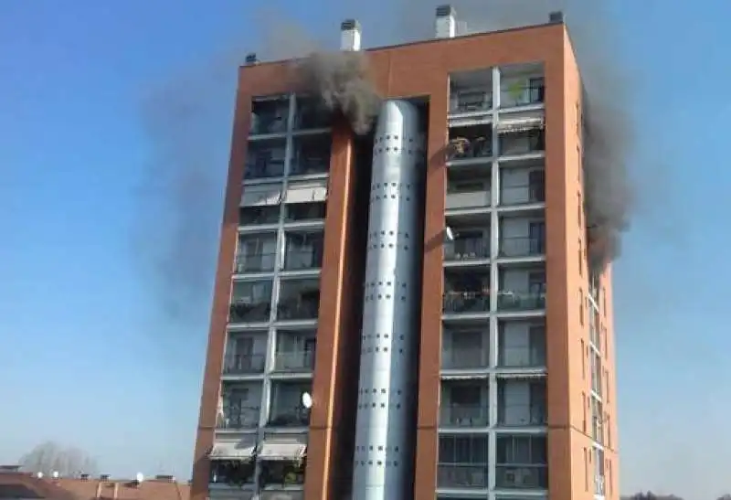 INCENDIO IN UNA PALAZZINA A QUARTO OGGIARO