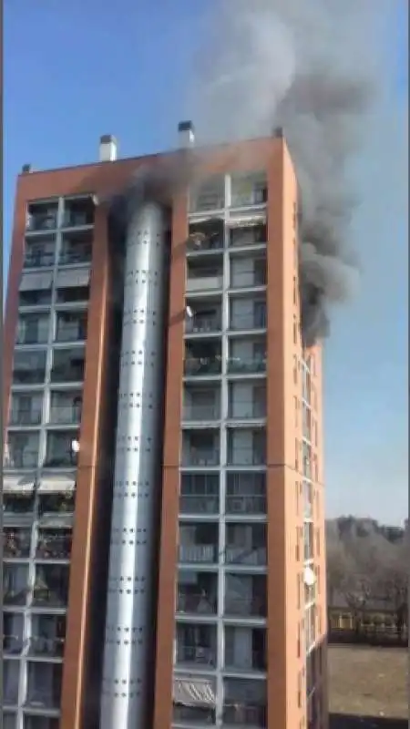 INCENDIO IN UNA PALAZZINA A QUARTO OGGIARO