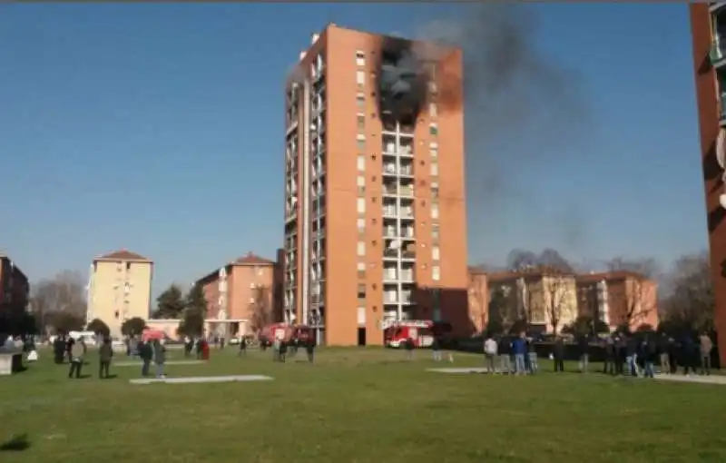 INCENDIO IN UNA PALAZZINA A QUARTO OGGIARO