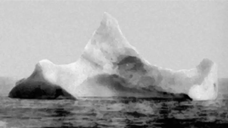 l iceberg con i segni di vernice del titanic