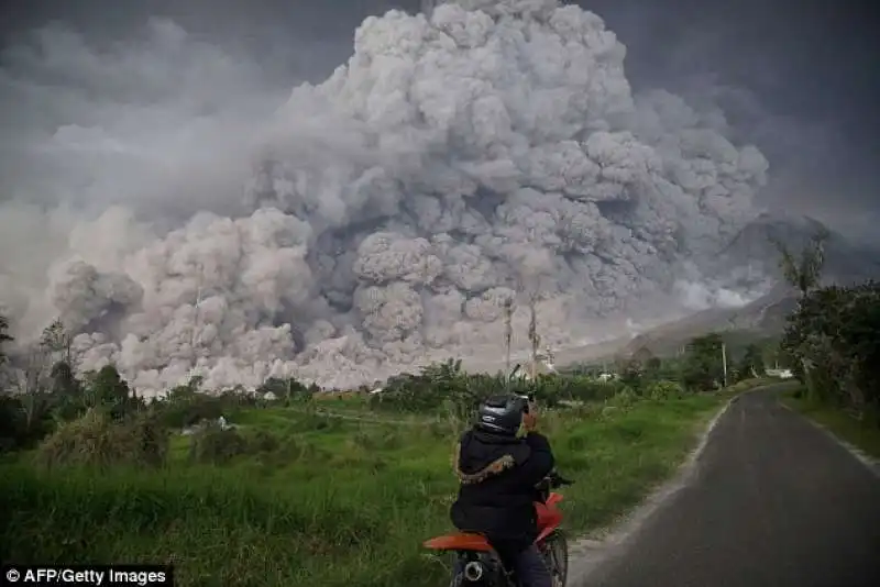 la nuvola di cenere del vulcano in indonesia 2