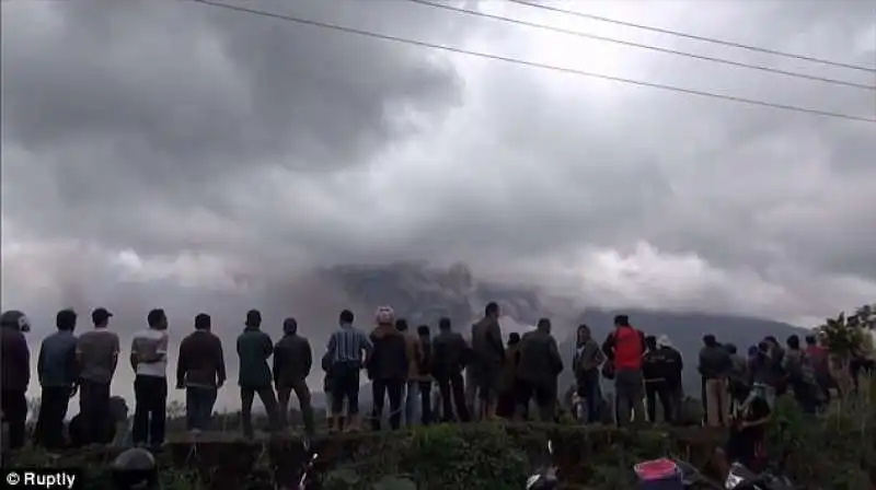 la nuvola di cenere del vulcano in indonesia