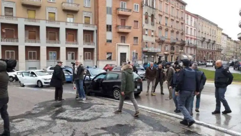 macerata spari contro gli immigrati