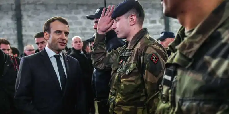 MACRON TRA I SOLDATI