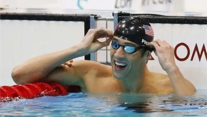 mano fantasma accanto a phelps