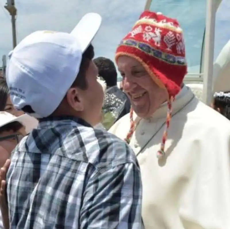 PAPA BERGOGLIO CON IL CAPPELLO ANDINO