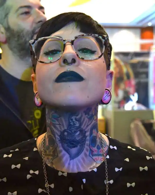 ragazza tatuata