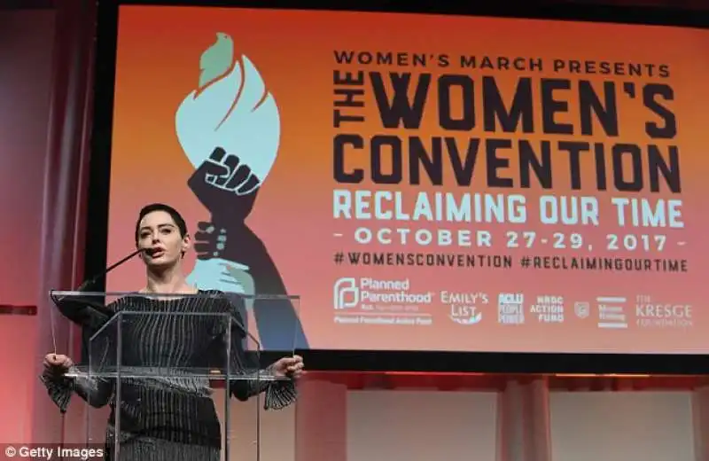 rose mcgowan parla a una convention femminista