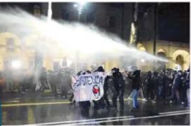 scontri torino antifascisti polizia