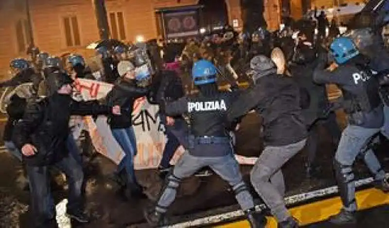 scontri torino antifascisti polizia