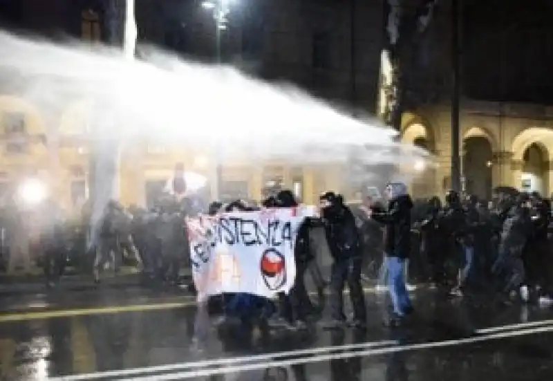 scontri torino antifascisti polizia