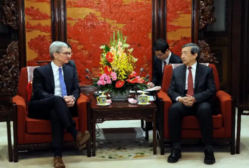 tim cook con il vicepresidente cinese ma wai