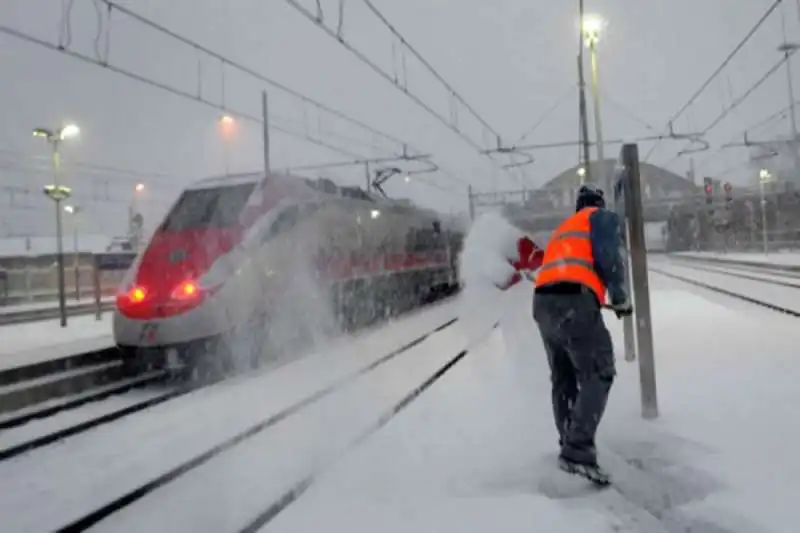 TRENI BLOCCATI DAL FREDDO E NEVE 2