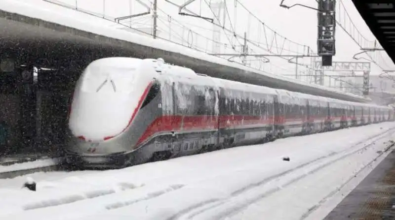 TRENI BLOCCATI DAL FREDDO E NEVE 