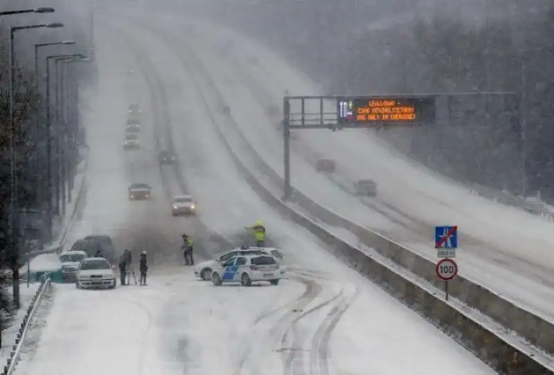 TRENI BLOCCATI DAL FREDDO E NEVE 