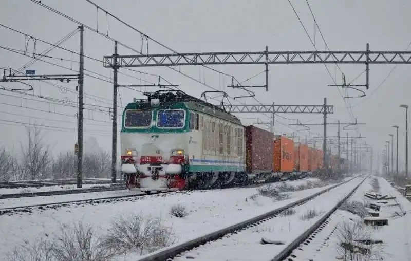 TRENI BLOCCATI DAL FREDDO E NEVE 