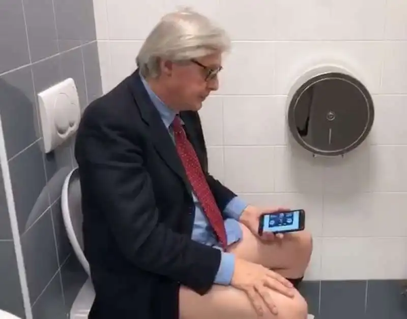 VITTORIO SGARBI SUL WC