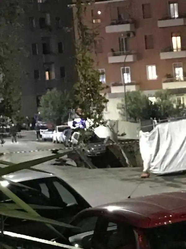 voragine che si aperta in strada a Roma 32abc1503