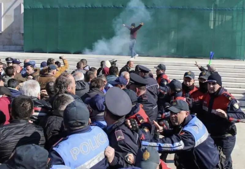 albania   opposizione assalta il palazzo del governo di tirana 1