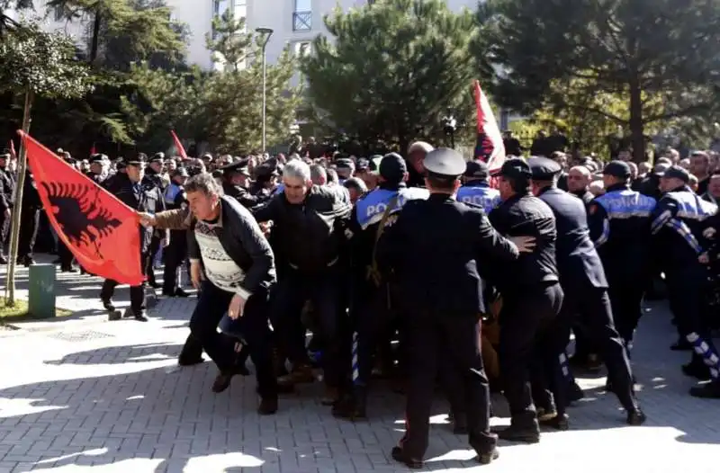 albania   opposizione assalta il palazzo del governo di tirana 3