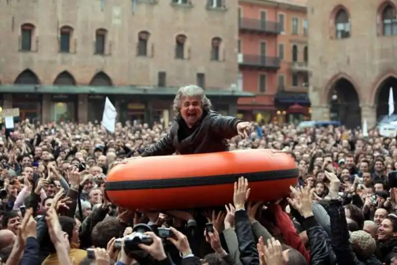 BEPPE GRILLO IN CANOTTO A PIAZZA MAGGIORE BOLOGNA